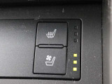 本革シートには、背もたれと座面から爽やかな風が吹き出るシートベンチレーション機能を搭載。夏の暑い日にもシートと密着している背中や足腰の蒸れを防ぎ、快適なドライブを楽しむことができます。