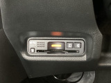 ハンドルの左下にETCがついています。高速道路の料金所の通過も楽々です。 カードの取り出しもしやすい場所についています。