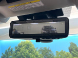 【スマートリヤビューミラー】後席の大きな荷物や同乗者で後方が確認しづらい時でも安心!カメラが撮影した車両後方の映像をルームミラー内に表示。クリアな視界で状況の確認が可能です!