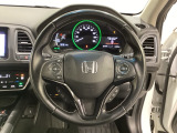 ハンドルにHondaセンシング系のクルーズコントロールやレーンキープアシストなどのスイッチと、オーディオの操作スイッチが装備されています。ハンドルから手を離さず安全に操作できます。
