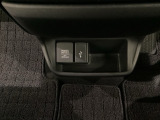 アクセサリーソケットはUSBのアダプターなどをつければ、スマホの充電にも使えます。横にはナビゲーション用の外部入力可能なUSB端子がついており、周辺には物が置けるボックスがついています。