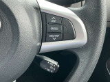 ハンドル右側には高速道路などドライバーの運転の負担を軽減してくれるオートクルーズが装備されています。