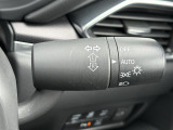 【オートライト(AUTO)】外の明るさをシステムが感知して、自動でヘッドライトが点灯します。ヘッドライトをつけ忘れを防ぐ便利機能です。