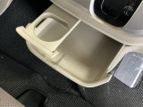 収納タイプのトレイとカップホルダーは便利に使えます