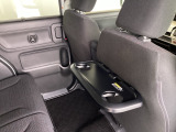 折りたたみ式のシートバックテーブルは限られた空間を有効活用。車内の家族時間をもっと快適に。休憩時のちょっとした小物置に使える、前席背面の格納式テーブルが付いています。