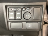 リアドアは乗り降りに便利な両側電動スライドドアです。また運転席に座っていながらスイッチ操作で自在にスライドドアを開け閉めできます。またVSA解除スイッチも周辺に装備しています。
