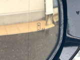 【ブラインドスポットモニター】走行中、ドアミラーの死角になりやすい箇所に後続車が接近するとサイドミラーのレンズに警告を表示!ドライバーに注意喚起をしてくれます。