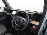 シンプルで使いやすいデザインの運転席です。