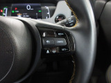 ハンドル右側にはクルーズコントロールのスイッチが装備され、運転中の操作も安心して行えます。
