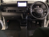 車内は光触媒抗菌消臭施工済です。スタイリッシュなデザインでスポーティなインパネ周りを演出します。グローブボックスやカップホルダーのほかにトレーなどたくさんの収納スペースが付いています。