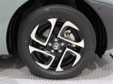 アルミホイールを装備、タイヤサイズは185/65R15です。
