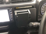 マルチホルダーです。スマートフォンやメモ帳などを置いておくのに便利です。プッシュすると小物入れが出現します。