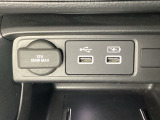 アクセサリーソケットはUSBのアダプターなどをつければ、スマホの充電にも使えます。横にはナビゲーション用の外部入力やスマートフォンなどの充電可能なUSB端子が1個づつついています。