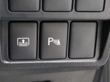 超音波センサーを利用して、車両前方や車両後方の障害物を検知。障害物との距離と接近部位の位置をマルチインフォメーションディスプレイに表示し、同時に音声とブザーでドライバーに注意を促します。