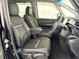 乗降がしやすい運転席。高さが調節できて小柄な方でも運転しやすいポジションをとることができます。