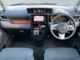 運転席まわりは機能的にまとまっています。足元が広々のインパネATです♪