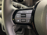 運転中もハンドルでの操作が可能です。特に高速道路等の目が離せない運転時には、便利さだけでなく、安全性も兼ね備えております。