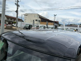 目立つキズ凹み等はありませんが、中古車という商品の特性ルーフには子キズや塗装しみがあります