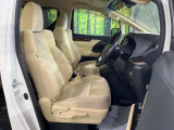 運転席シート廻りは使用感も少なく、良好な状態となっています。前オーナー様が丁寧に使っていたことがよくわかりますね。