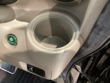 【ドリンクホルダー】ハンドルの右側にはドリンクホルダーが付いています。ちょうど手の届く所にありますので、とっても便利です♪