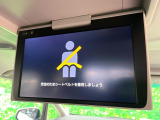 【フリップダウンモニター】大画面モニターで後席でもエンタメをお楽しみいただけます。小さなお子様にも大人気の装備です♪