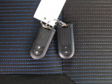電子キーをポケットやカバンに入れているだけで、ドアの開錠・施錠が行えます。荷物を抱えていてもラクラク開閉です。エンジン始動も行えます。