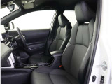 厚みがあって、座り心地のいいソファのようなシート。運転的も助手席もリラックスしてゆったりと座れます。