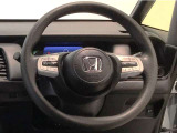 運転にかかわる様々な操作を安全に行えるように視点移動が少なく操作性に配慮されたスイッチ類が凝縮されたコクピットです。