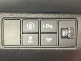 ハンドルの右側にはヘッドライトレベライザーとHondaセンシング用のメインスイッチがついています。ヘッドライトレベライザーは道路状況や積荷の加重に応じてライトの高さを調節できます。