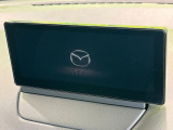 【8.8インチマツダコネクト】車内の雰囲気にマッチした大型のディスプレイ。スマホ接続でのナビ使用やBluetooth再生等、様々な機能が楽しめます。直感的なダイヤル操作が可能で、使い勝手も良好です。