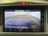 【バックカメラ】ギアをリバースに入れれば自動的にモニターが切り換わるので、車庫入れや後退確認がラクラク OKです!