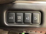 【両側スライドドア】駐車場で隣の車との間隔が狭く乗りにくい時、スライドドアなら安心!ドアオープン時も幅を取らず、開口部が広いので乗り降りがとっても簡単です。大きな荷物の出し入れも後席から可能♪
