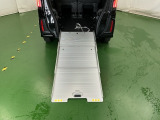 スロープにより車いすのままで乗り降りできます。車いすをご利用の方の移動をサポートするとともに、介護する方の負担を軽減します。