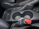 運転席と助手席の間には【カップホルダー】が装備されています。お飲み物やボトルタイプに空気清浄機など色々試してみてください!