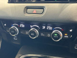 フルオートエアコンディショナーとなっております。運転席と助手席でそれぞれで温度設定ができますので、快適にドライブをすることができます。