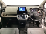 車内は光触媒抗菌消臭施工済です。インパネ周りはスタイリッシュなデザインです。グローブボックスやカップホルダーのほかにトレーなどたくさんの収納スペースが付いています。