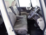 フロントシートはベンチシートです、運転席と助手席の移動が簡単です。真ん中にはアームレストも装備されています! また運転席シートの高さも調整できます。
