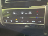 【オートエアコン】一度お好みの温度に設定すれば、車内の温度を検知し風量や温度を自動で調整。暑い&hellip;寒い&hellip;と何度もスイッチ操作をする必要はありません。快適な車内空間には必須の機能ですね♪