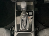 CVT車のセレクトレバーです。低速から高速まで、変速ショックのないスムーズな走りと、エンジン効率のよい領域を維持して燃費にも貢献します。