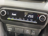 【オートエアコン】一度お好みの温度に設定すれば、車内の温度を検知し風量や温度を自動で調整。暑い&hellip;寒い&hellip;と何度もスイッチ操作をする必要はありません。快適な車内空間には必須の機能ですね♪