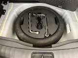 近年、パンク修理キット装着車が増えておりますが、タイヤ側面の損傷やタイヤがホイールから外れた場合はやっぱりスペアタイヤが安心です。