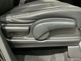 シートハイトアジャスターが付いているので運転姿勢を調整するのに便利ですね。身長に合ったシートポジションは安全運転や疲労軽減にもつながります。