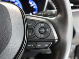 アダプティブクルーズコントロール機能付きです。走行中に先行車の様子を検知しながら、設定した車速の範囲内で先行車との距離のキープを支援します。詳細は販売店スタッフまでおたずねください。