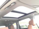 開放感あふれる 電動パノラミックサンルーフ を装備。明るい光が差し込み、車内がより広く感じられます。