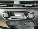 オートエアコンは、温度や風量を自動で調整してくれるため、運転に集中でき、疲労軽減にもつながります。また、車内の温度を一定に保つことで、結露やカビの発生を防ぐ効果もあります。