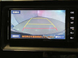 バックギアに入れると、このように後方が映し出されます!駐車の際とても安心!便利!最終確認はご自身の目と耳で必ず行ってください!