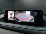 上空から俯瞰した映像で周囲の状況を確認出来る360&deg;ビューモニターです。これなら狭い駐車場でも安心ですね。また、隠れたお子様やいつの間にか置かれたカートも確認出来ますね。