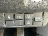 パーキングセンサーもついておりますので駐車などが苦手な方も安心して運転が可能です。