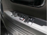 ドア内側、手の届きやすい位置にドアガラスの開閉スイッチ(パワーウインドウ)があります。運転席にはいたずら防止のためのロック付!