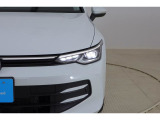LEDマトリックスヘッドライト IQ.LIGHT:フロントカメラで対向車や先行車を検知し、マトリックスモジュールに搭載された32個のLEDを個別に制御することで最適な配光を行います。